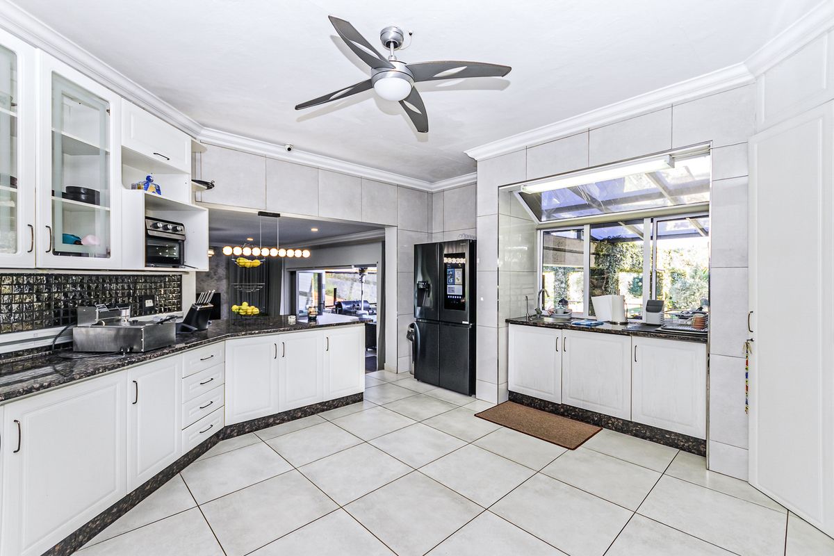 Luxury Mooikloof Estate Living: Spacious 4‐Bed Home with Two Private Flats - Photo 4