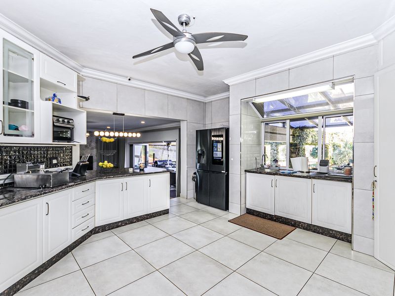 Luxury Mooikloof Estate Living: Spacious 4‐Bed Home with Two Private Flats - Photo 4