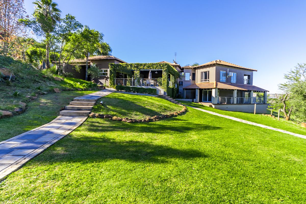 Luxury Mooikloof Estate Living: Spacious 4‐Bed Home with Two Private Flats - Photo 3