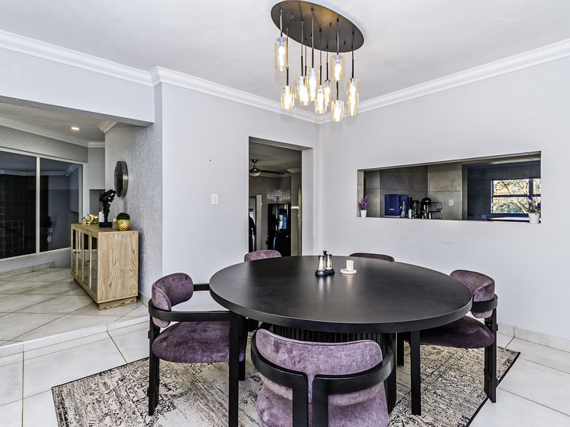 Luxury Mooikloof Estate Living: Spacious 4‐Bed Home with Two Private Flats - Photo 9
