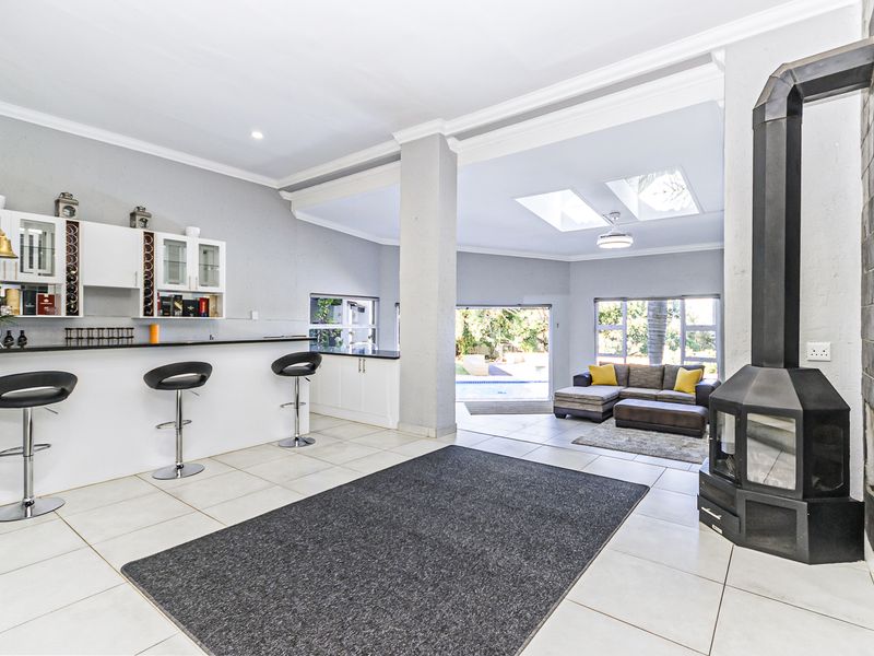 Luxury Mooikloof Estate Living: Spacious 4‐Bed Home with Two Private Flats - Photo 10