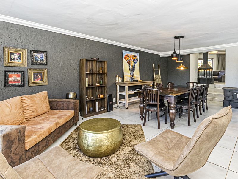Luxury Mooikloof Estate Living: Spacious 4‐Bed Home with Two Private Flats - Photo 8