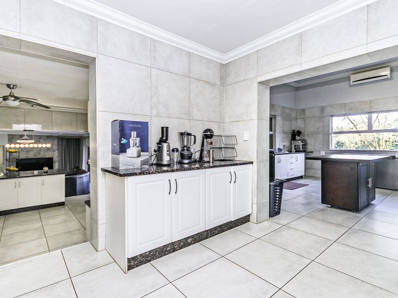 Luxury Mooikloof Estate Living: Spacious 4‐Bed Home with Two Private Flats - Photo 6