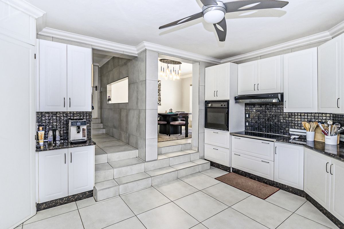 Luxury Mooikloof Estate Living: Spacious 4‐Bed Home with Two Private Flats - Photo 5