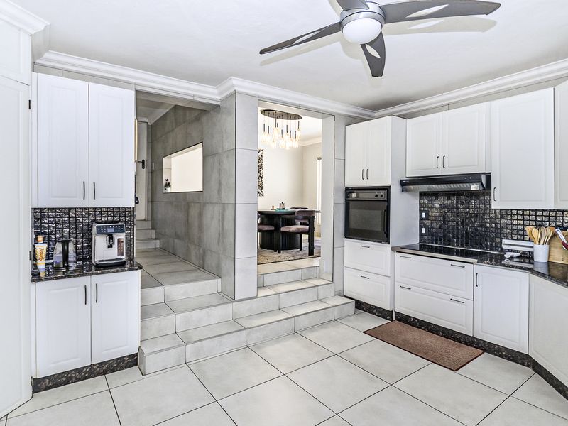 Luxury Mooikloof Estate Living: Spacious 4‐Bed Home with Two Private Flats - Photo 5