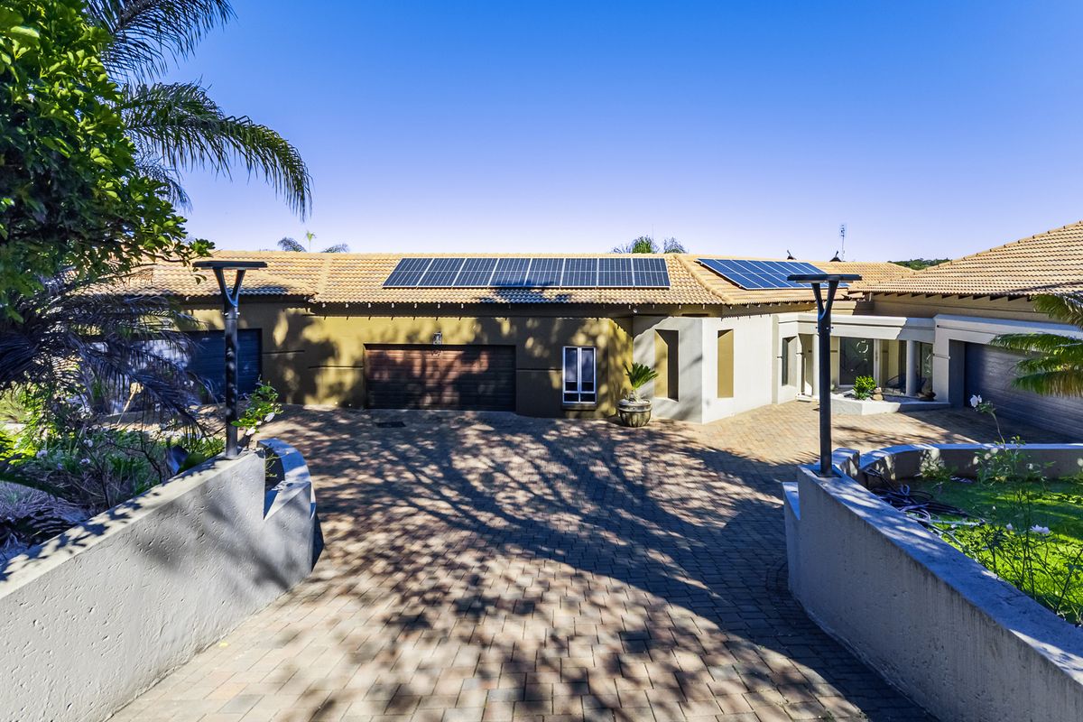 Luxury Mooikloof Estate Living: Spacious 4‐Bed Home with Two Private Flats - Photo 2
