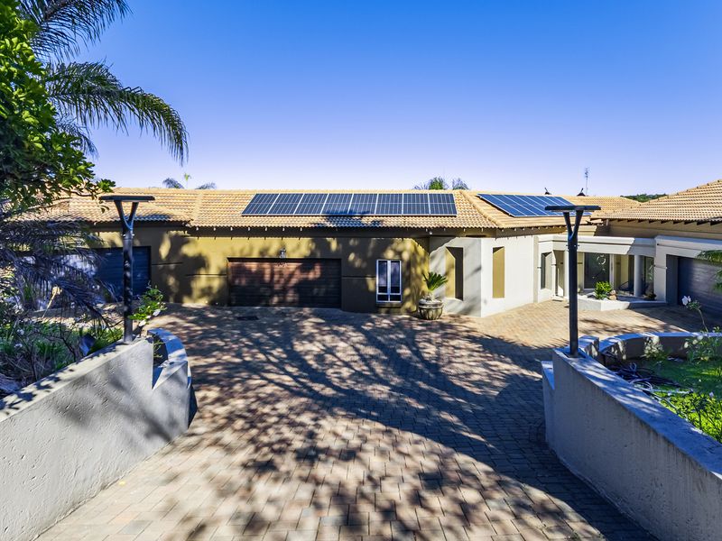 Luxury Mooikloof Estate Living: Spacious 4‐Bed Home with Two Private Flats - Photo 2
