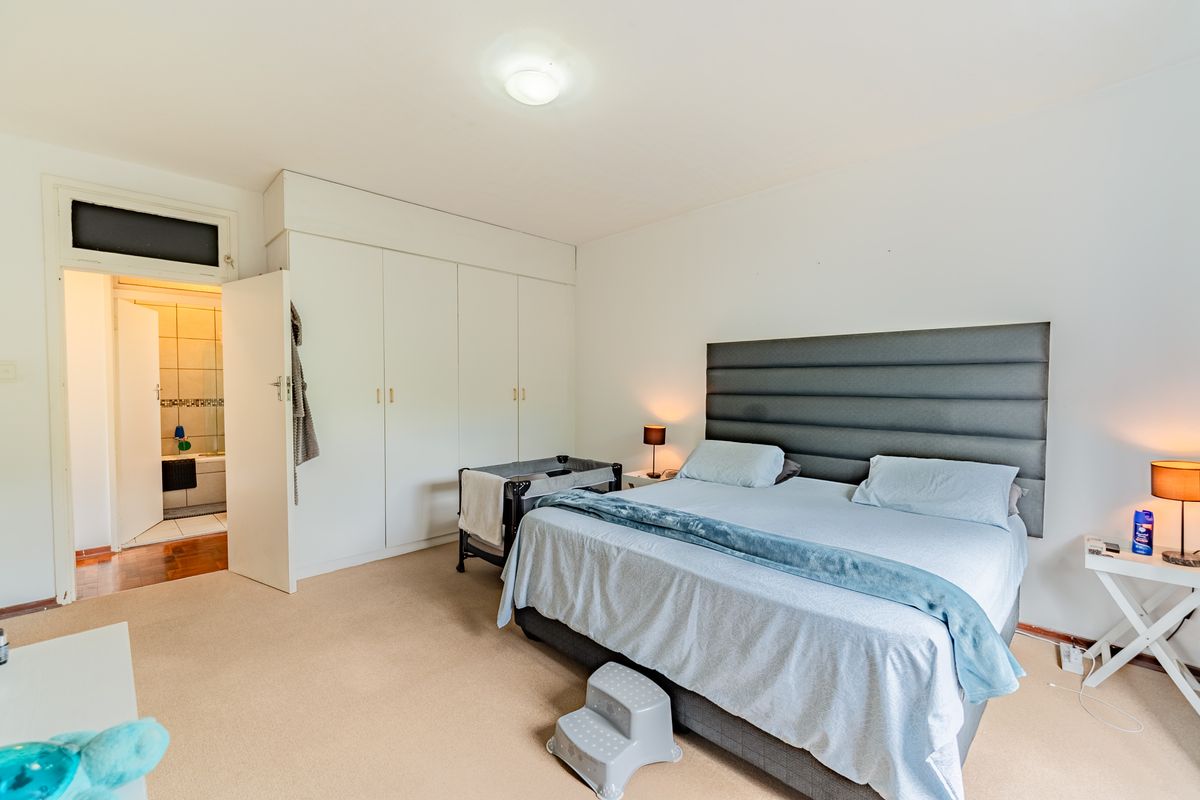 Spacious Character Apartment in Prime Upper Glenwood Position - Photo 3