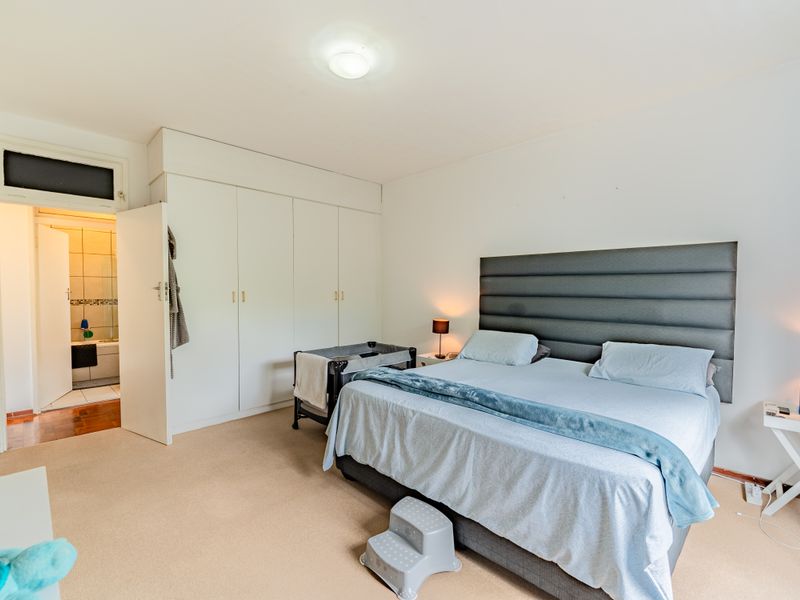Spacious Character Apartment in Prime Upper Glenwood Position - Photo 3