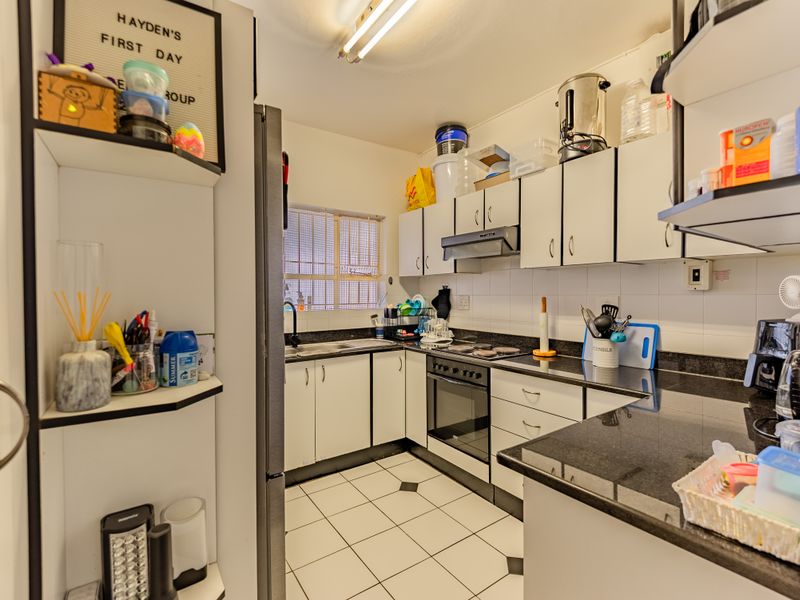 Spacious Character Apartment in Prime Upper Glenwood Position - Photo 10
