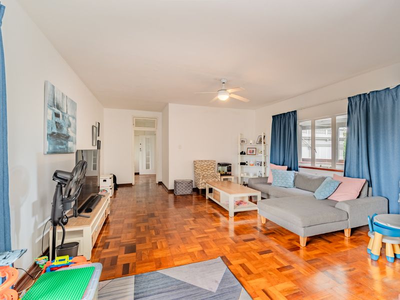 Spacious Character Apartment in Prime Upper Glenwood Position - Photo 7