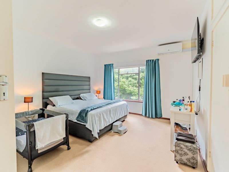 Spacious Character Apartment in Prime Upper Glenwood Position - Photo 4