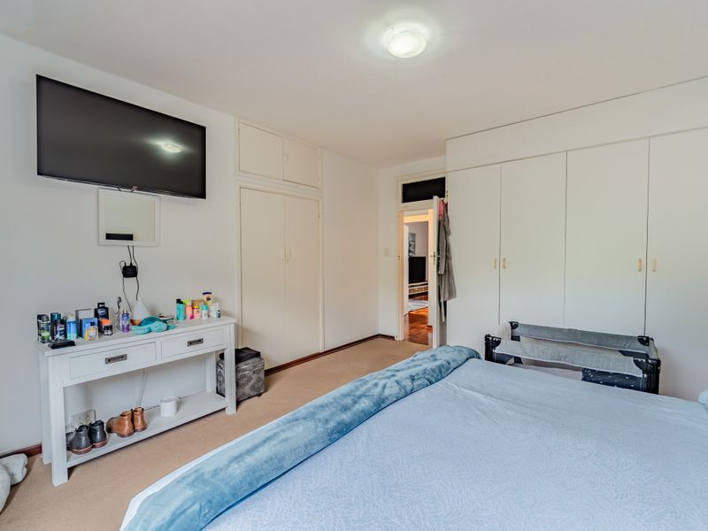 Spacious Character Apartment in Prime Upper Glenwood Position - Photo 5