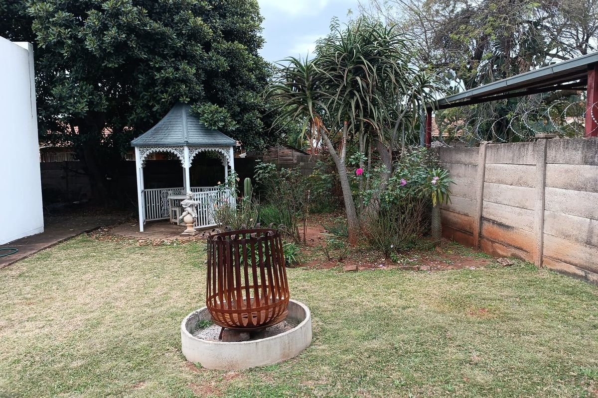 Spacious 3 Bedroom Contemporary Home - Photo 3