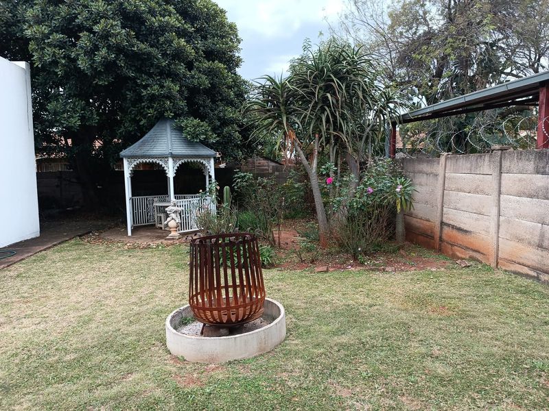 Spacious 3 Bedroom Contemporary Home - Photo 3