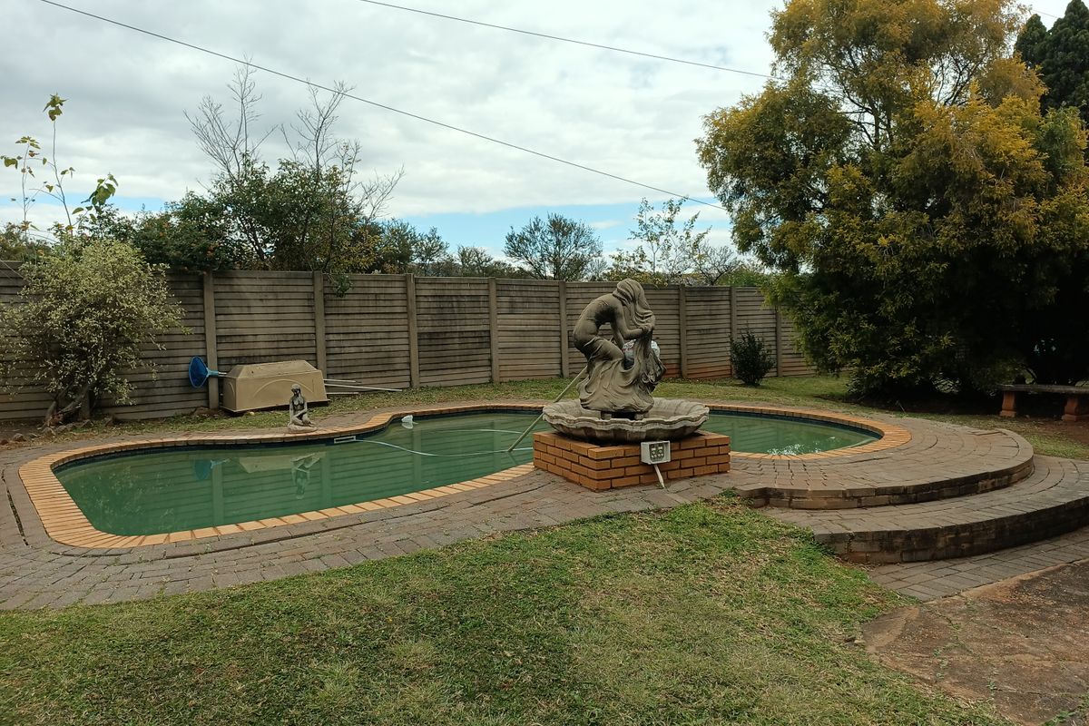 Spacious 3 Bedroom Contemporary Home - Photo 2