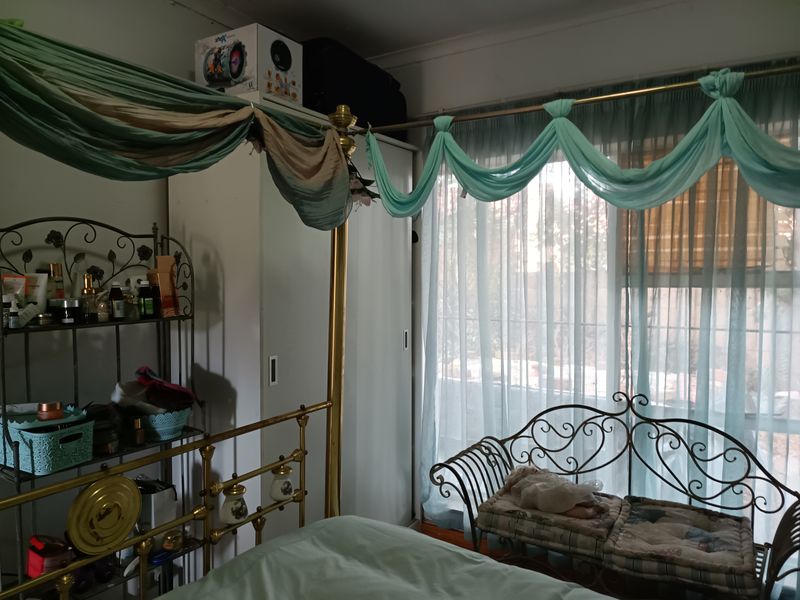 Spacious 3 Bedroom Contemporary Home - Photo 10