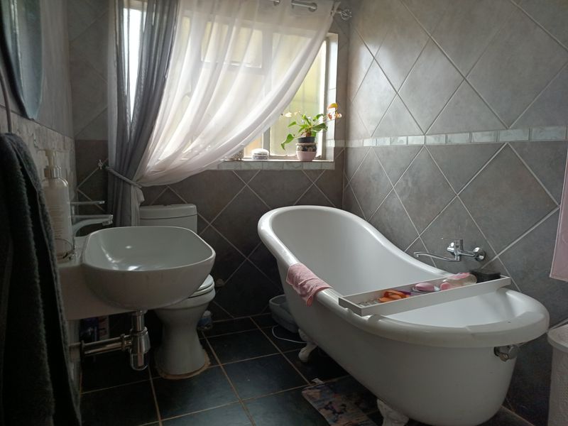 Spacious 3 Bedroom Contemporary Home - Photo 9