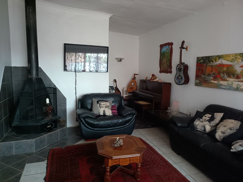 Spacious 3 Bedroom Contemporary Home - Photo 8