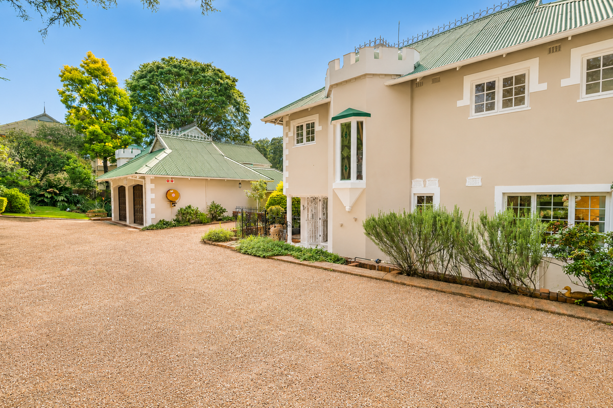 Classical Charm with lots of Accommodation - Photo 5