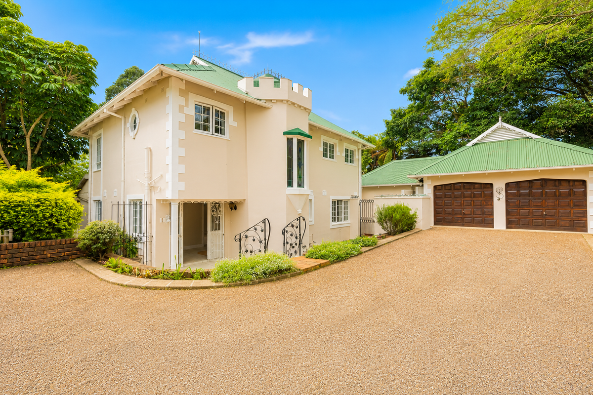 Classical Charm with lots of Accommodation - Photo 4