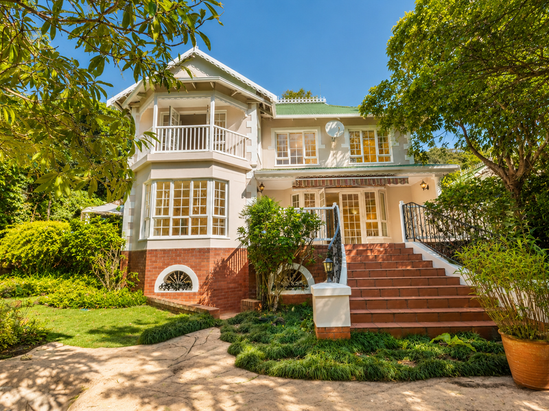 Classical Charm with lots of Accommodation - Photo 2