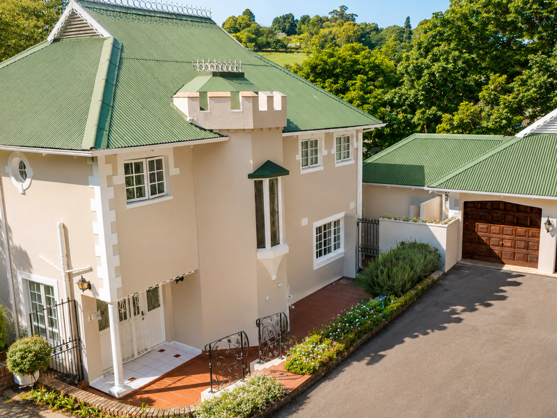 Classical Charm with lots of Accommodation - Photo 8