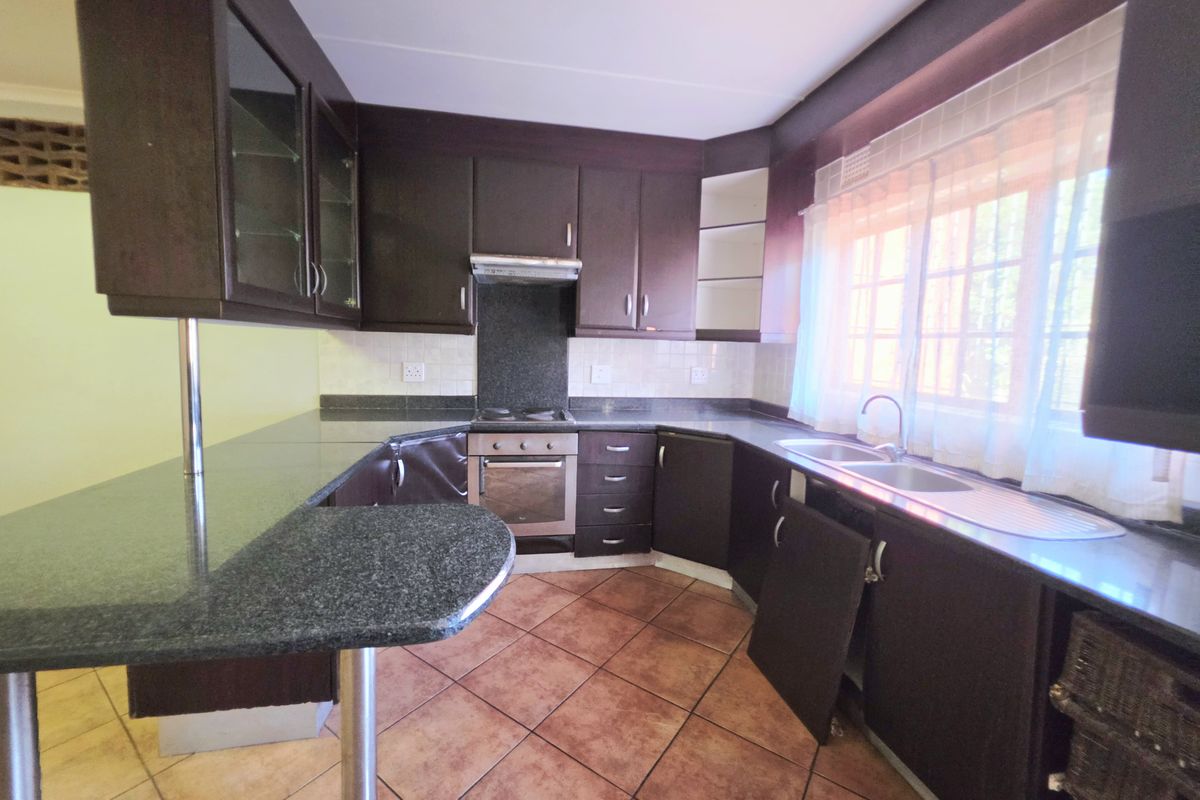 Spacious 4 Bedroom Family Home with Pool and Huge Potential - Photo 4