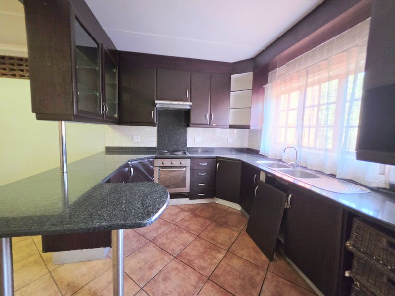 Spacious 4 Bedroom Family Home with Pool and Huge Potential - Photo 4