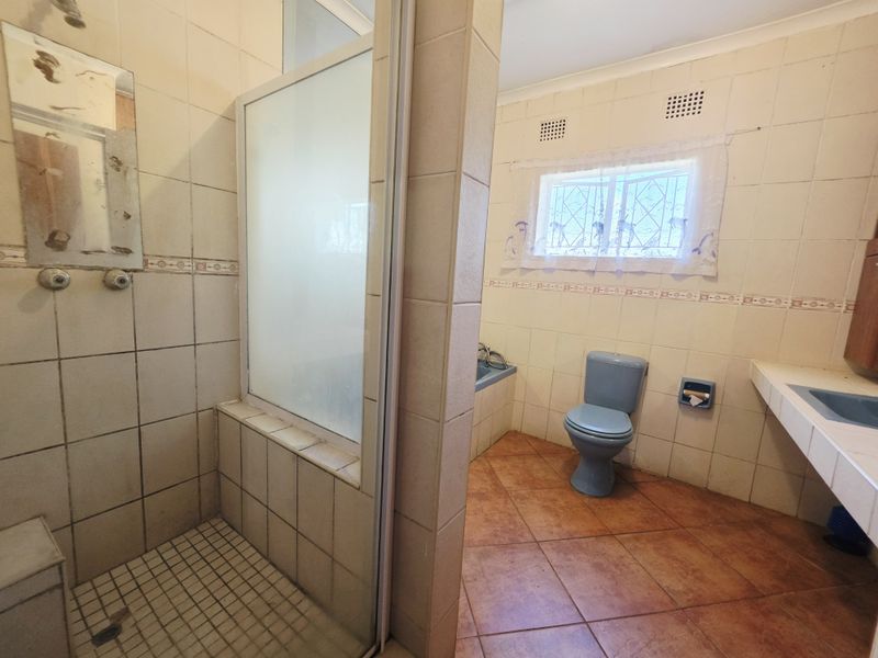 Spacious 4 Bedroom Family Home with Pool and Huge Potential - Photo 10