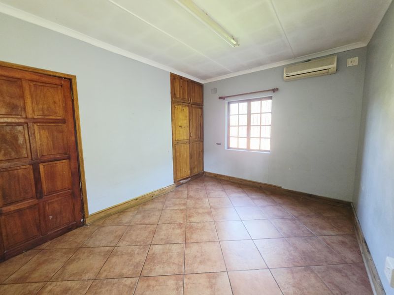 Spacious 4 Bedroom Family Home with Pool and Huge Potential - Photo 8