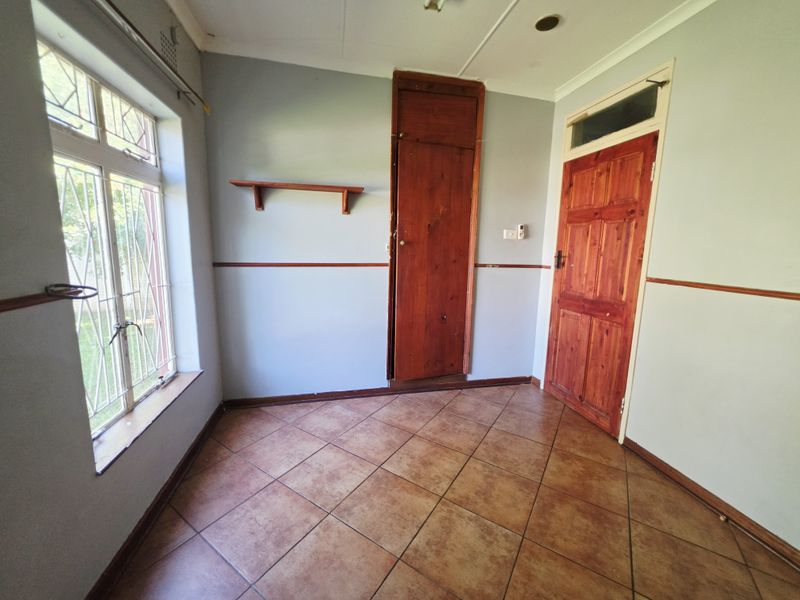 Spacious 4 Bedroom Family Home with Pool and Huge Potential - Photo 9