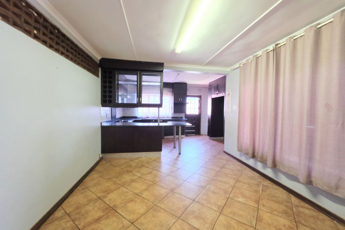 Spacious 4 Bedroom Family Home with Pool and Huge Potential - Photo 5