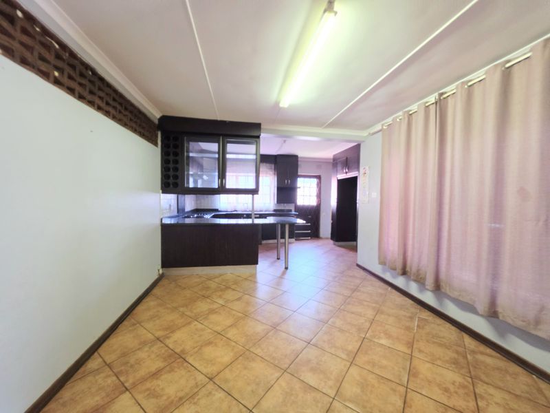 Spacious 4 Bedroom Family Home with Pool and Huge Potential - Photo 5