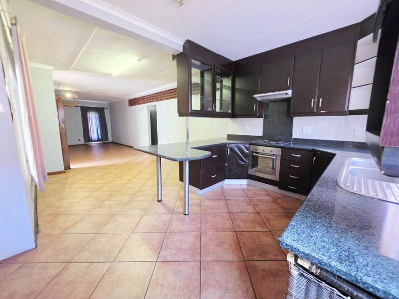 Spacious 4 Bedroom Family Home with Pool and Huge Potential - Photo 3