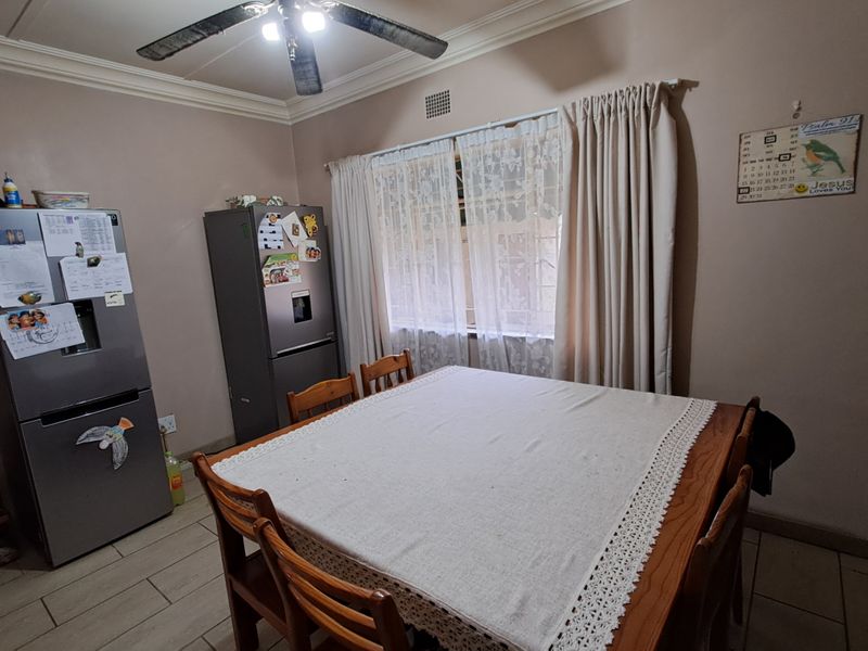 Spacious Family Home with Flatlet - Photo 4