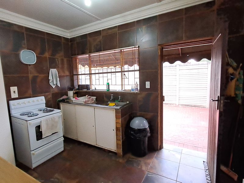 Spacious Family Home with Flatlet - Photo 1