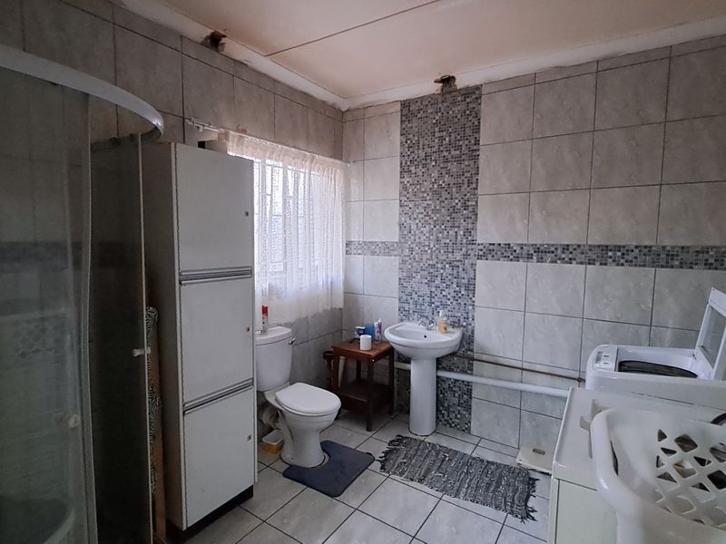 Spacious Family Home with Flatlet - Photo 9
