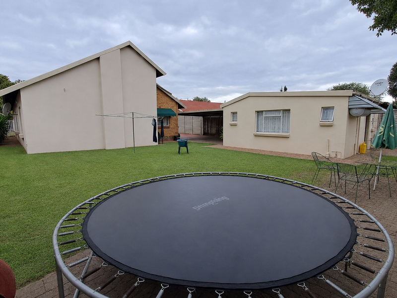 Spacious Family Home with Flatlet - Photo 7