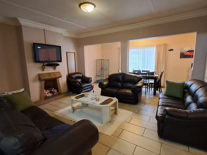 Spacious Family Home with Flatlet - Photo 2