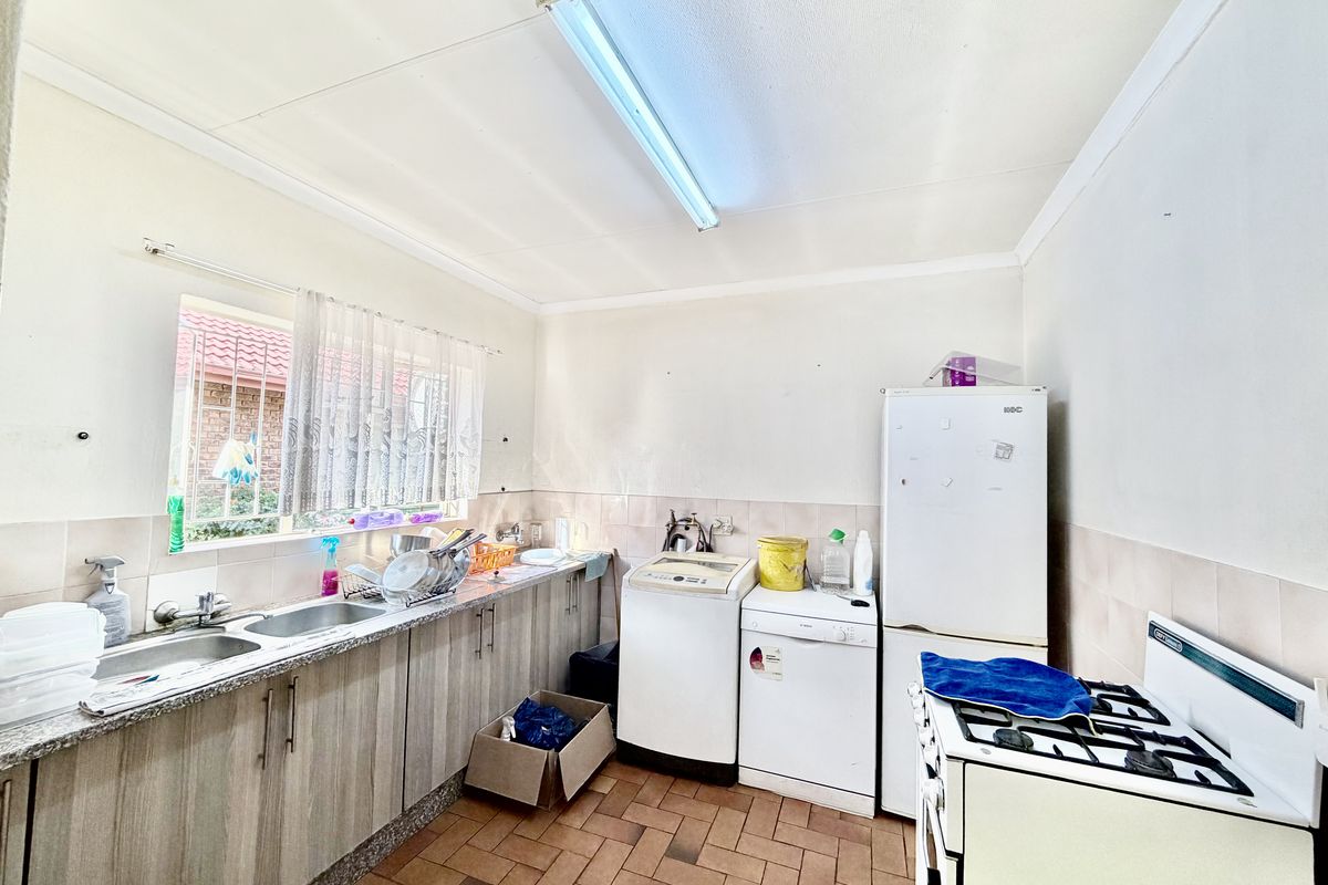 Spacious family home with a large yard and garden. - Photo 5