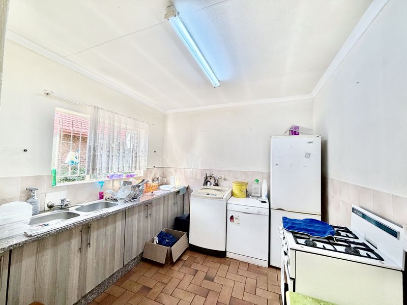 Spacious family home with a large yard and garden. - Photo 5