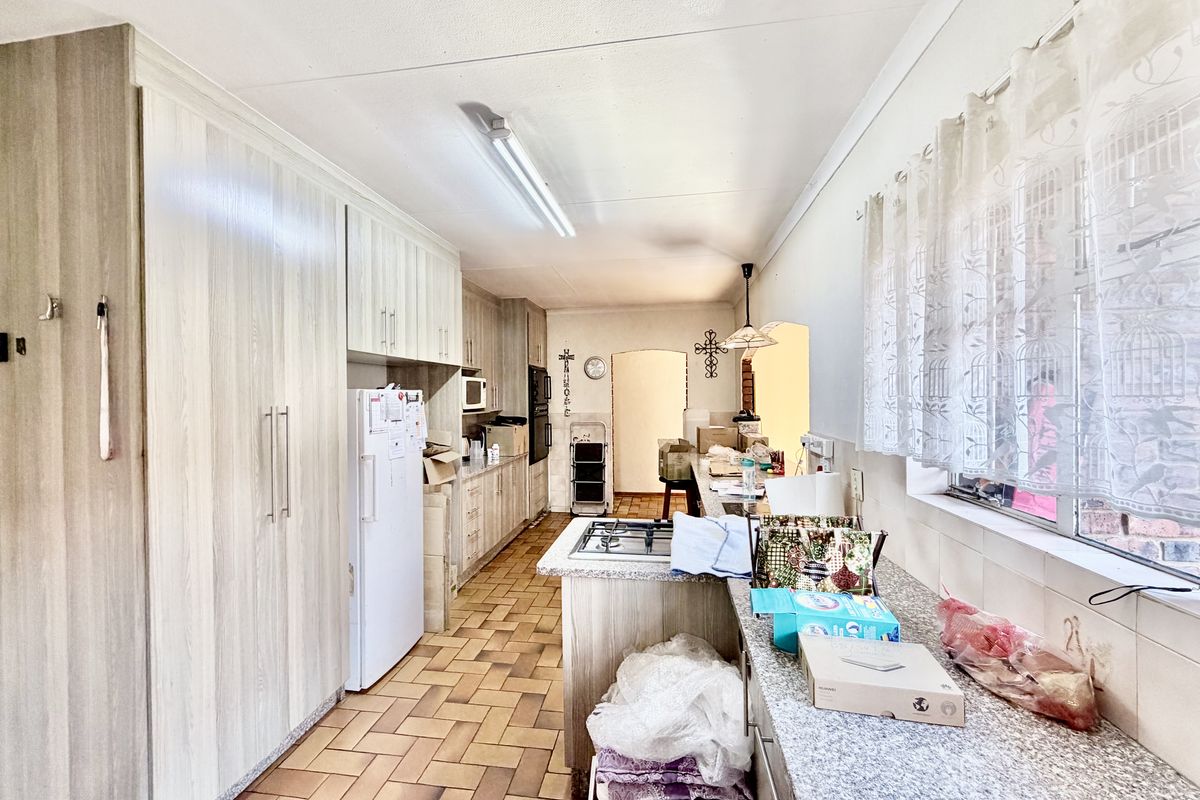 Spacious family home with a large yard and garden. - Photo 4