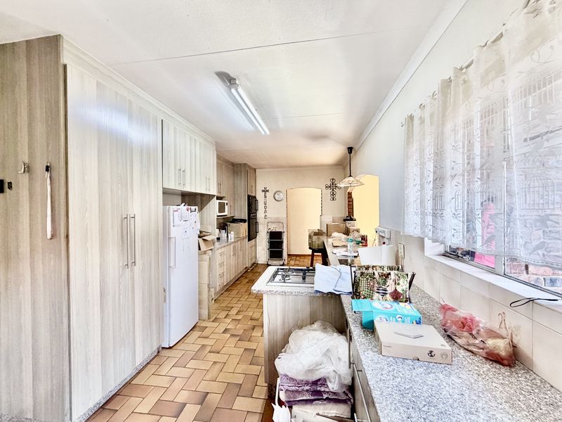 Spacious family home with a large yard and garden. - Photo 4