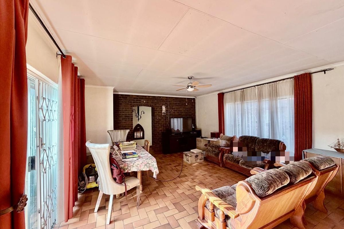 Spacious family home with a large yard and garden. - Photo 2