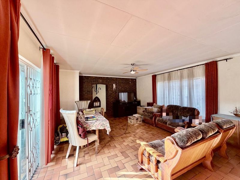 Spacious family home with a large yard and garden. - Photo 2
