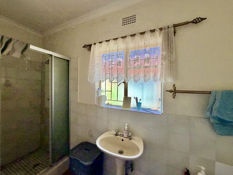 Spacious family home with a large yard and garden. - Photo 10