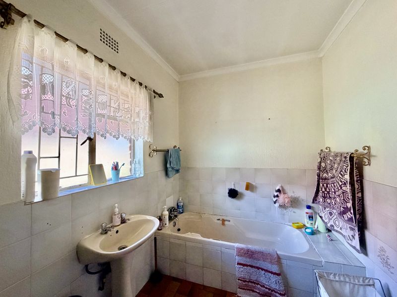 Spacious family home with a large yard and garden. - Photo 9