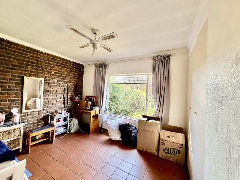 Spacious family home with a large yard and garden. - Photo 8