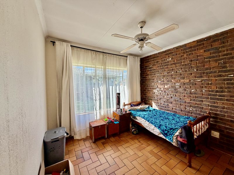 Spacious family home with a large yard and garden. - Photo 7